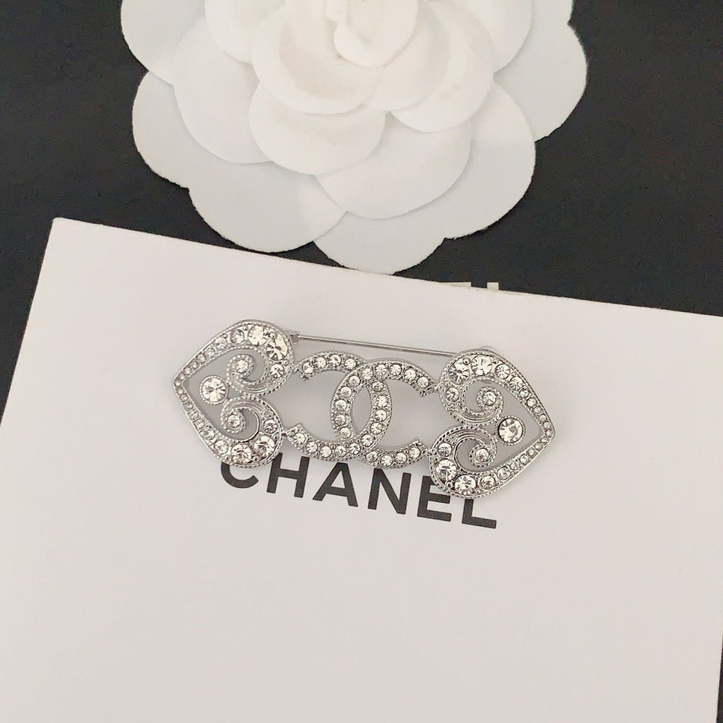 Chanel Heart 18K Gold Brooch product image 1, provided for visual reference and product detail review
