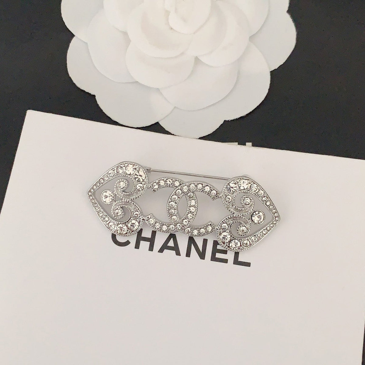 Chanel Heart 18K Gold Brooch product image 1, provided for visual reference and product detail review