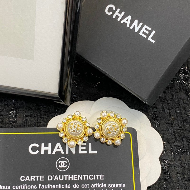 Chanel Pearls 18K Gold Earrings product image 5, provided for visual reference and product detail review