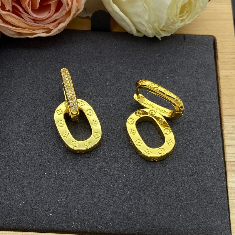Louis Vuitton Circle 18K Gold Earrings product image 5, provided for visual reference and product detail review