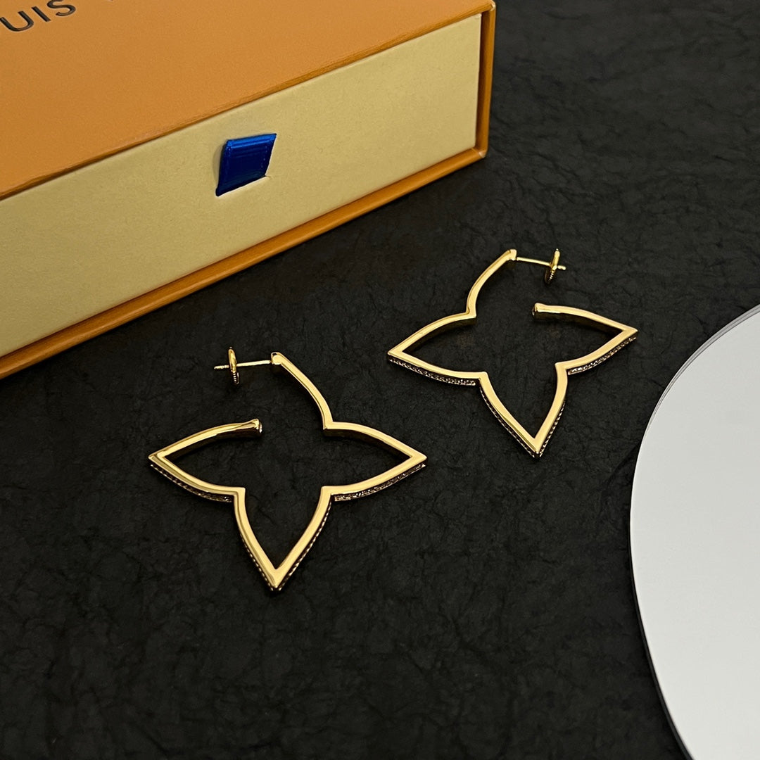 Louis Vuitton Debuts Blossom 18K Gold Earrings product image 4, provided for visual reference and product detail review
