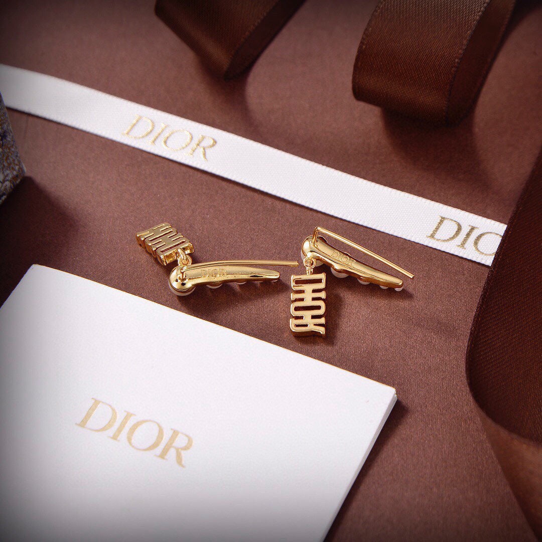 Dior Revolution Resin Pearls 18K Gold Earrings product image 3, provided for visual reference and product detail review