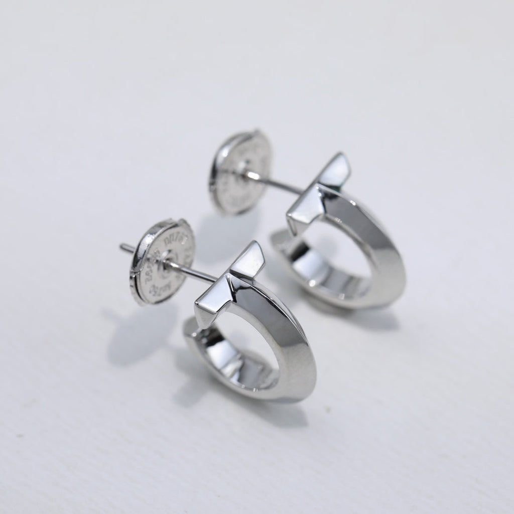 Tiffany Hoop 18K Gold Earrings product image 4, provided for visual reference and product detail review