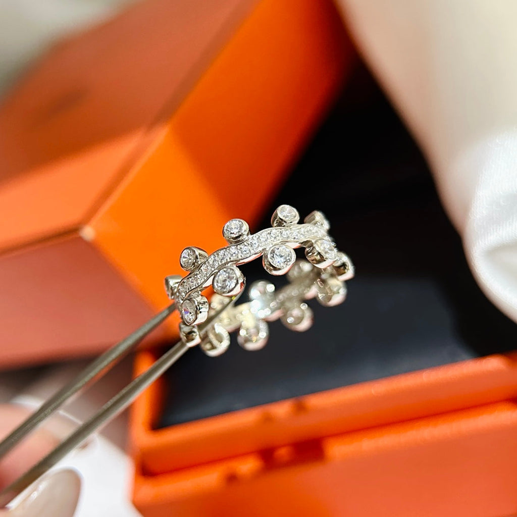 Hermes Vine Flower Dewdrops Diamond 18K Gold Ring product image 4, provided for visual reference and product detail review