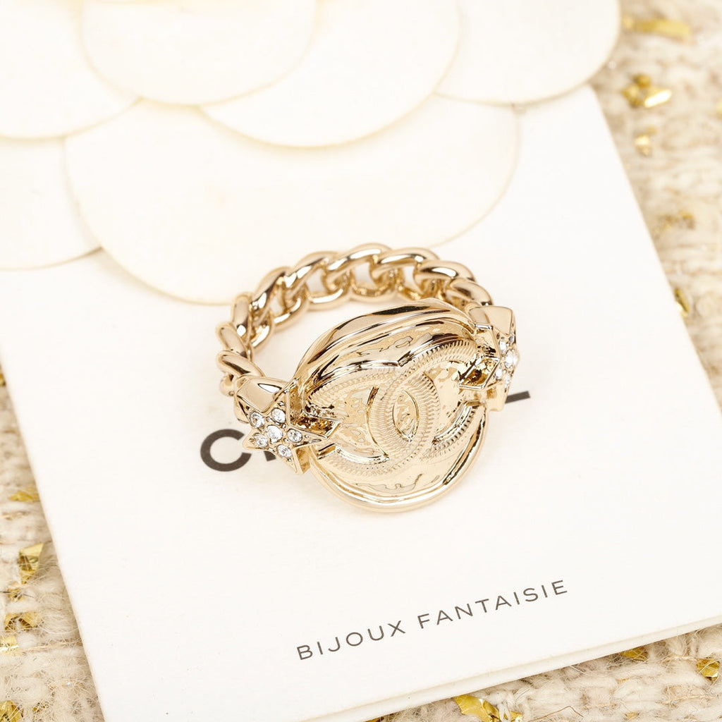 Chanel Chain 18K Gold Ring product image 1, provided for visual reference and product detail review