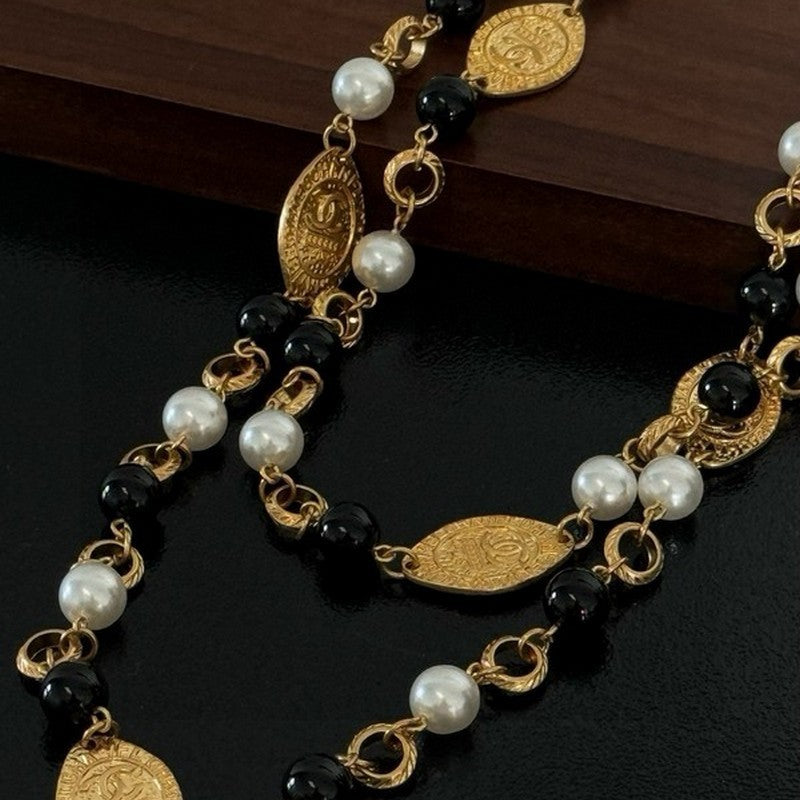 Chanel Long Black & White Pearls 18K Gold Necklace product image 4, provided for visual reference and product detail review