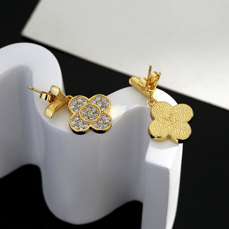 Louis Vuitton Diamond Flower 18K Gold Earrings product image 4, provided for visual reference and product detail review