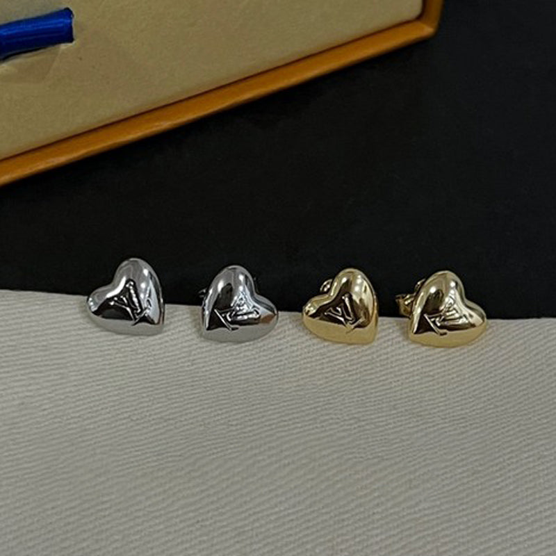 Louis Vuitton Heart 18K Gold Earrings product image 1, provided for visual reference and product detail review