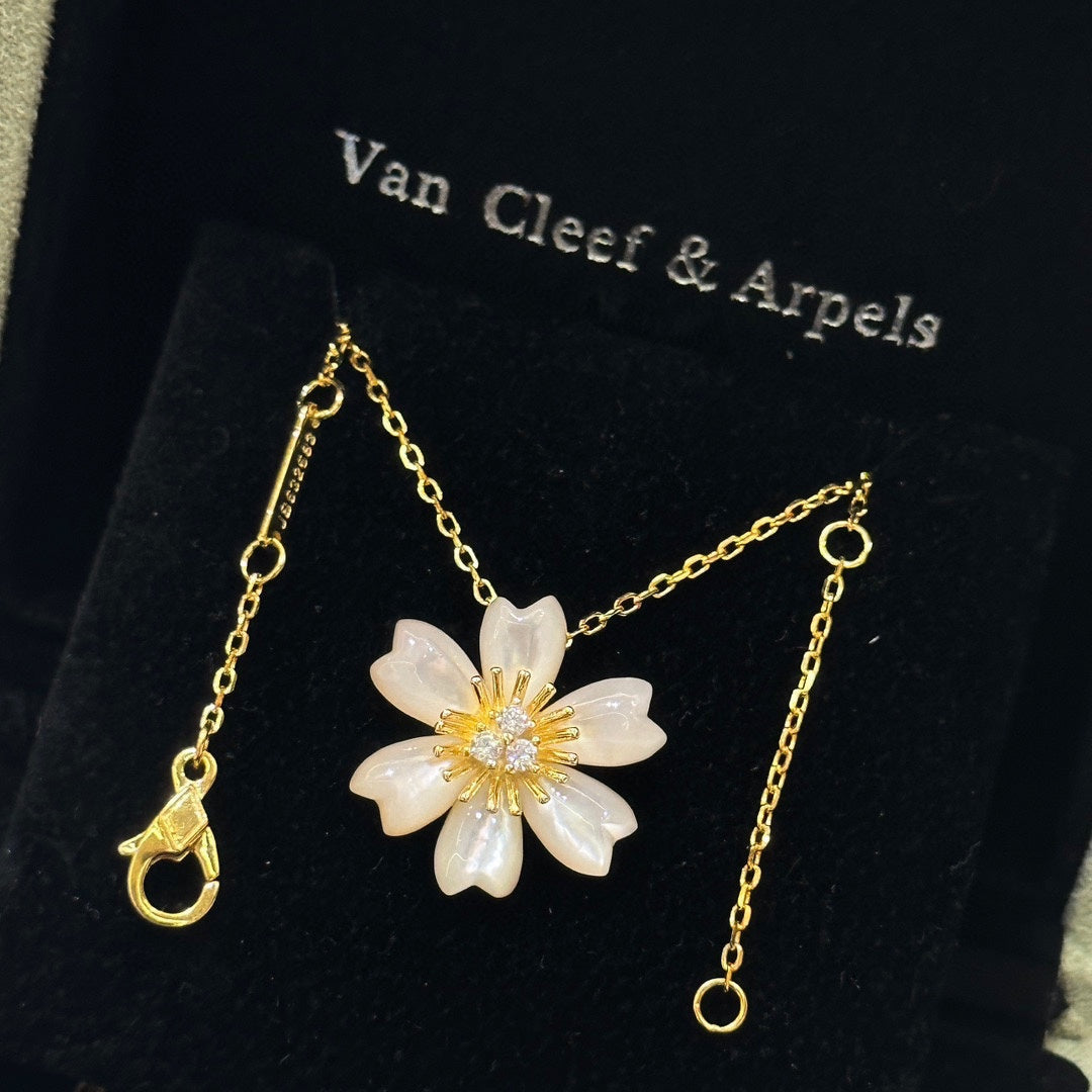 Rose de No?l 18K Gold Necklace product image 4, provided for visual reference and product detail review