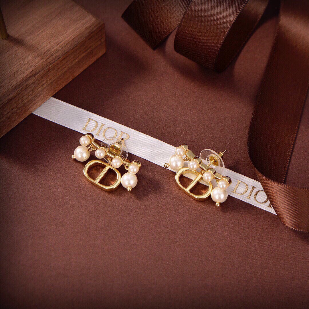 Dior Tribales Pearls 18K Gold Earrings product image 3, provided for visual reference and product detail review