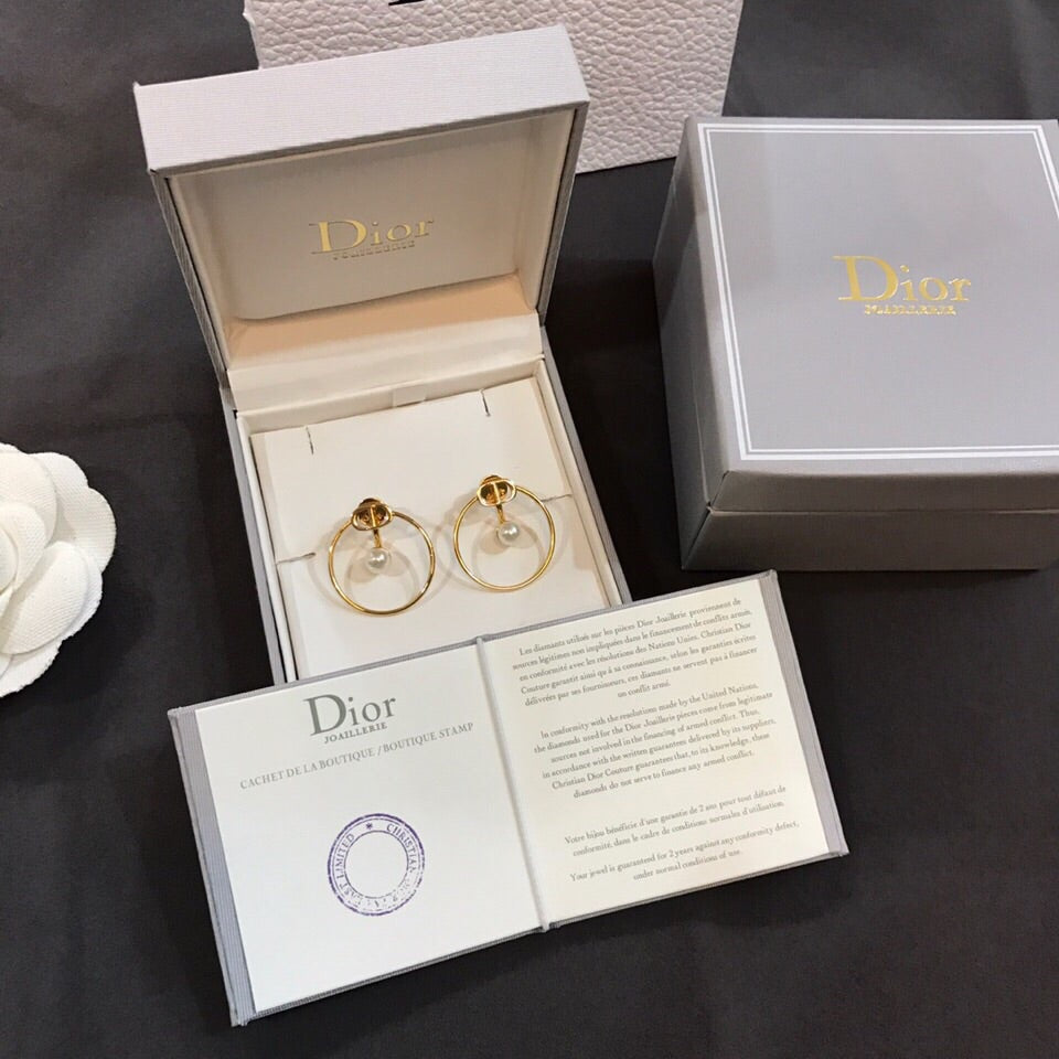 Dior 30 Montaigne Pearl 18K Gold Earrings product image 9, provided for visual reference and product detail review