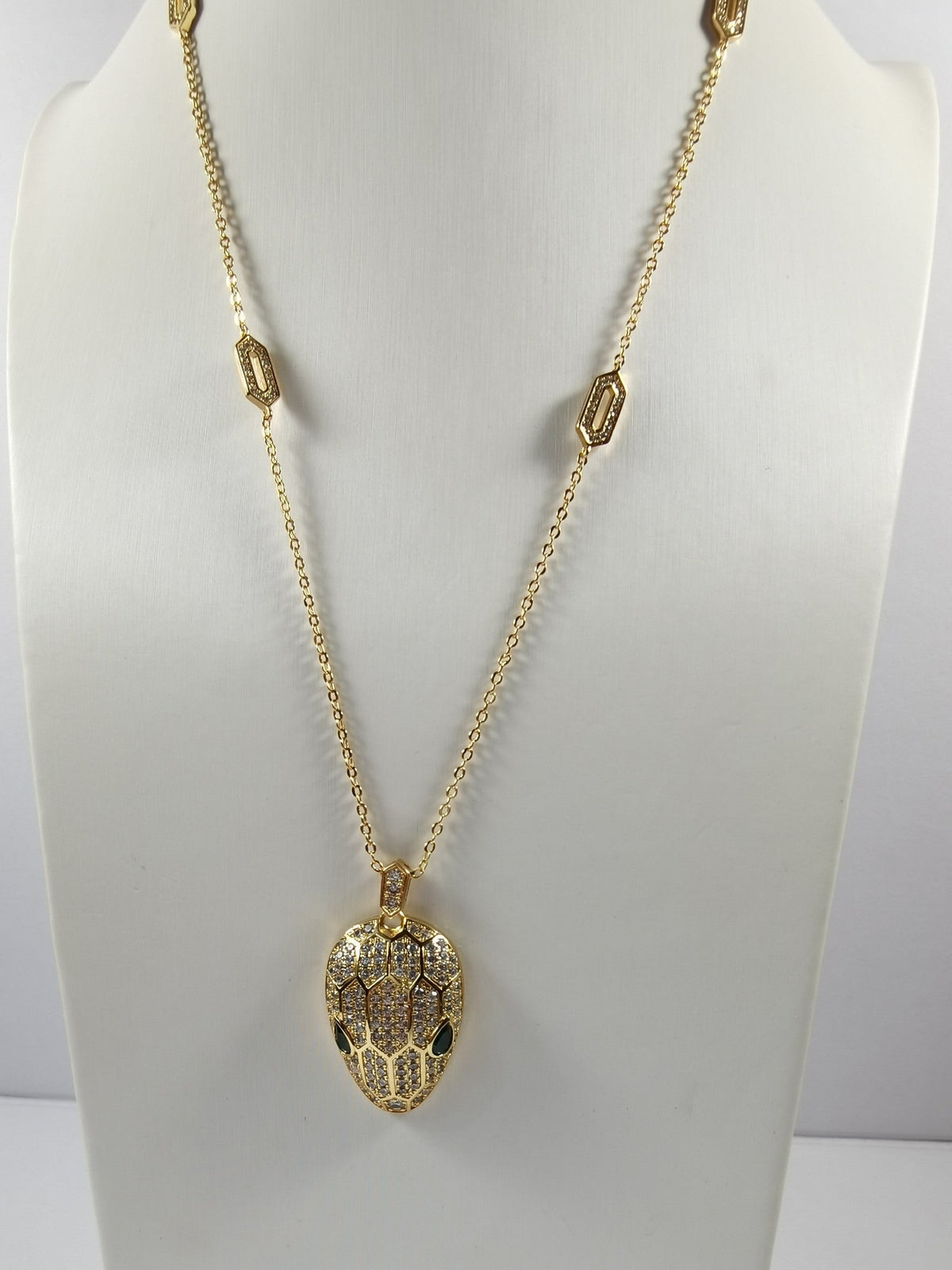 Bvlgari Serpenti Emerald 18K Gold Necklace product image 5, provided for visual reference and product detail review