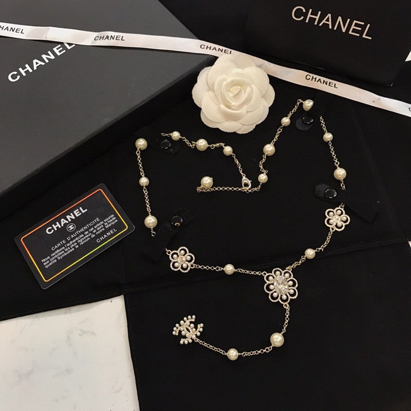 Chanel Flowers Pearl Long 18K Gold Necklace product image 3, provided for visual reference and product detail review