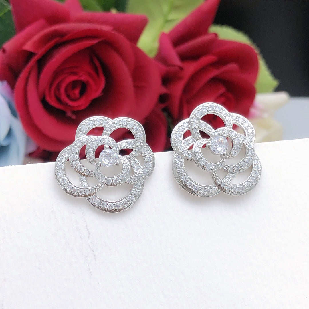 Chanel Camellia Diamond 18K Gold Earrings product image 6, provided for visual reference and product detail review