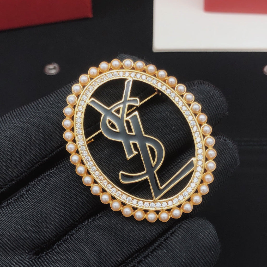 Oval Pearls 18K Gold Brooch product image 7, provided for visual reference and product detail review