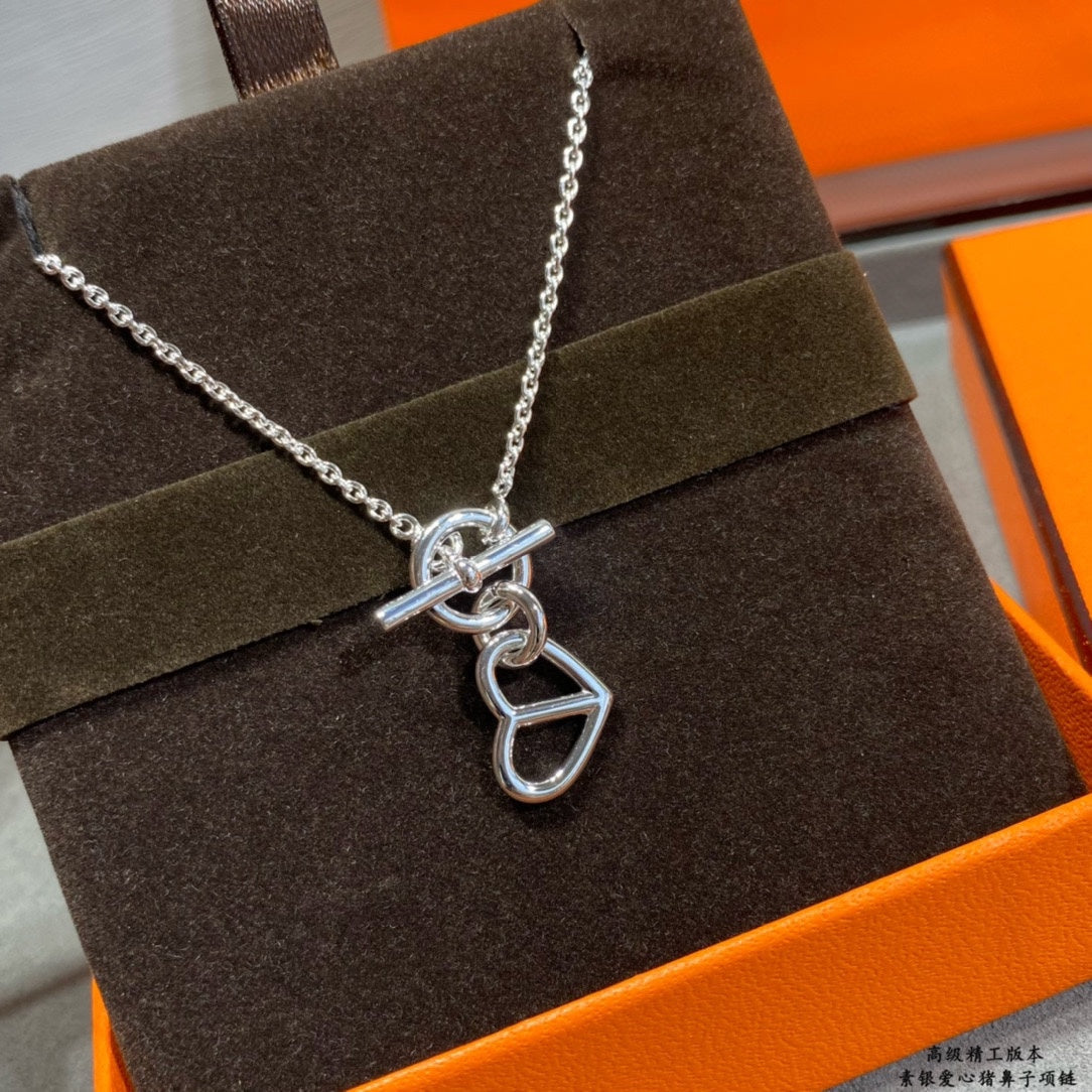 Hermes Cache-coeur Amulette Pendant 18K Gold Necklace product image 4, provided for visual reference and product detail