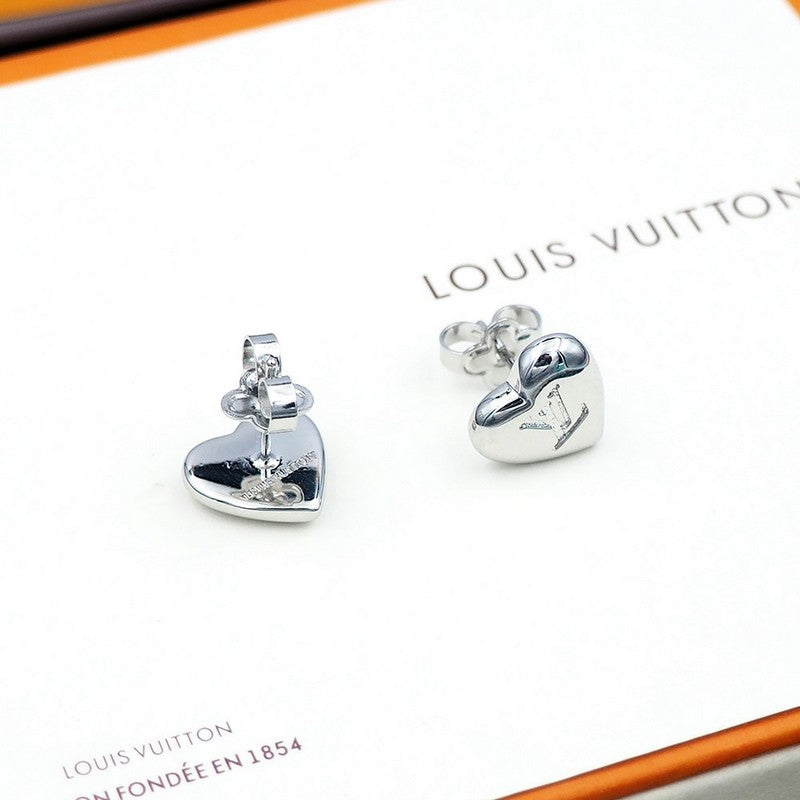 Louis Vuitton Heart 18K Gold Earrings product image 14, provided for visual reference and product detail review
