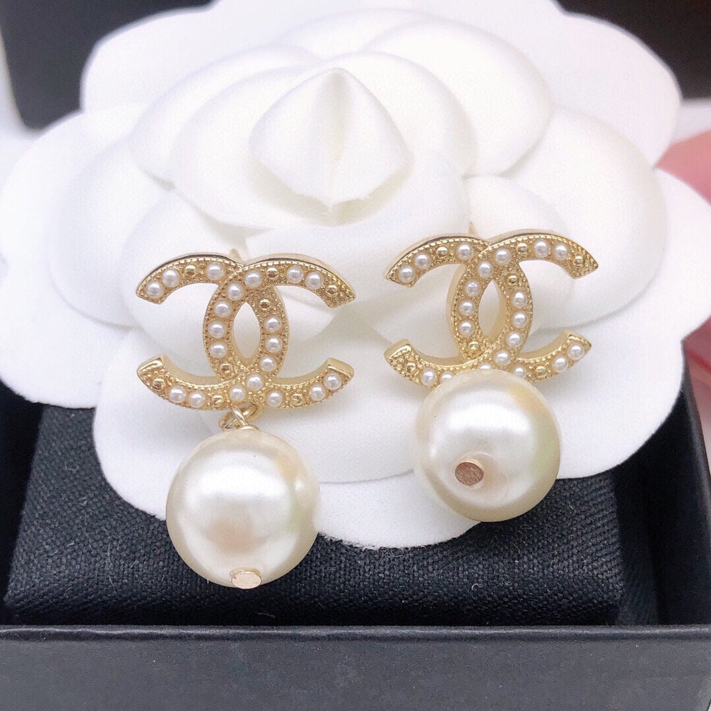 Chanel Pearl Drop 18K Gold Earrings product image 4, provided for visual reference and product detail review