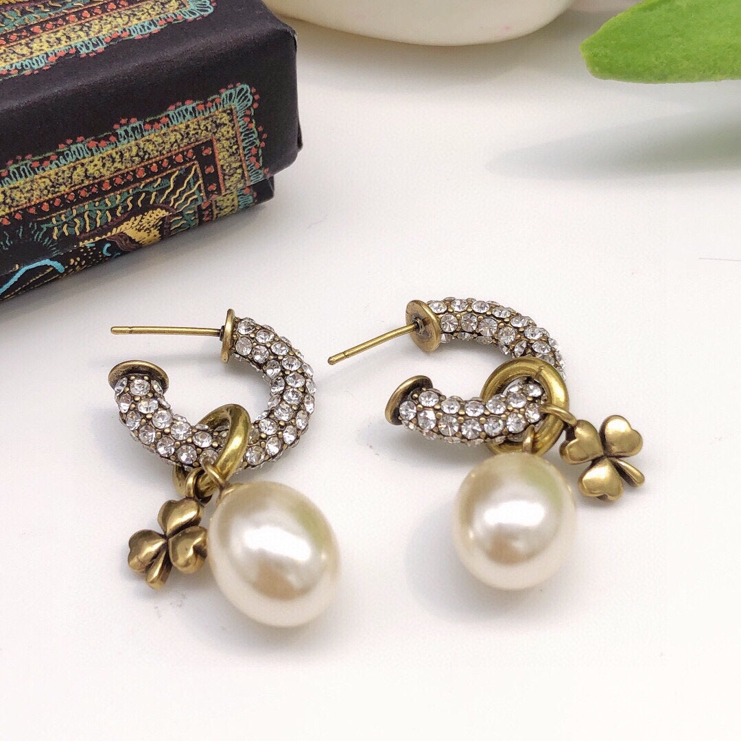 Dior March Grass Pearl Crystals 18K Gold Earrings product image 4, provided for visual reference and product detail review