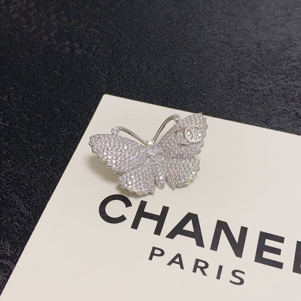 Chanel Butterfly Diamonds 18K Gold Brooch product image 2, provided for visual reference and product detail review