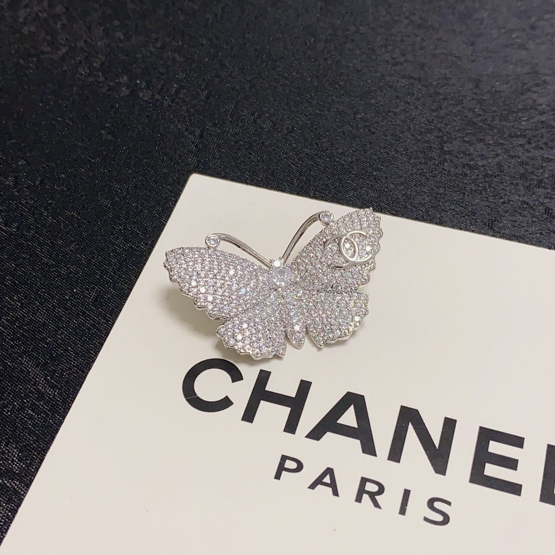 Chanel Butterfly Diamonds 18K Gold Brooch product image 2, provided for visual reference and product detail review
