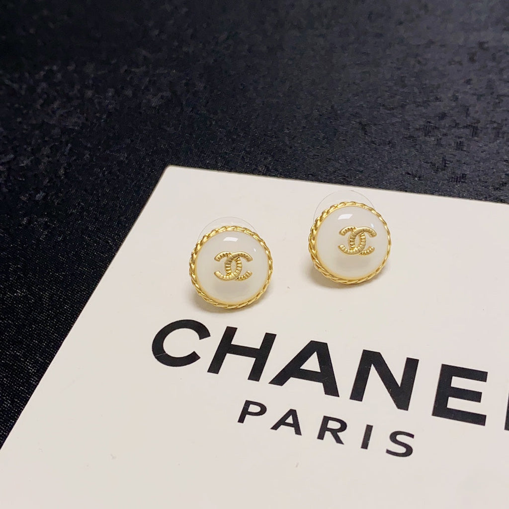 Chanel Pearl Vintage 18K Gold Earrings product image 5, provided for visual reference and product detail review