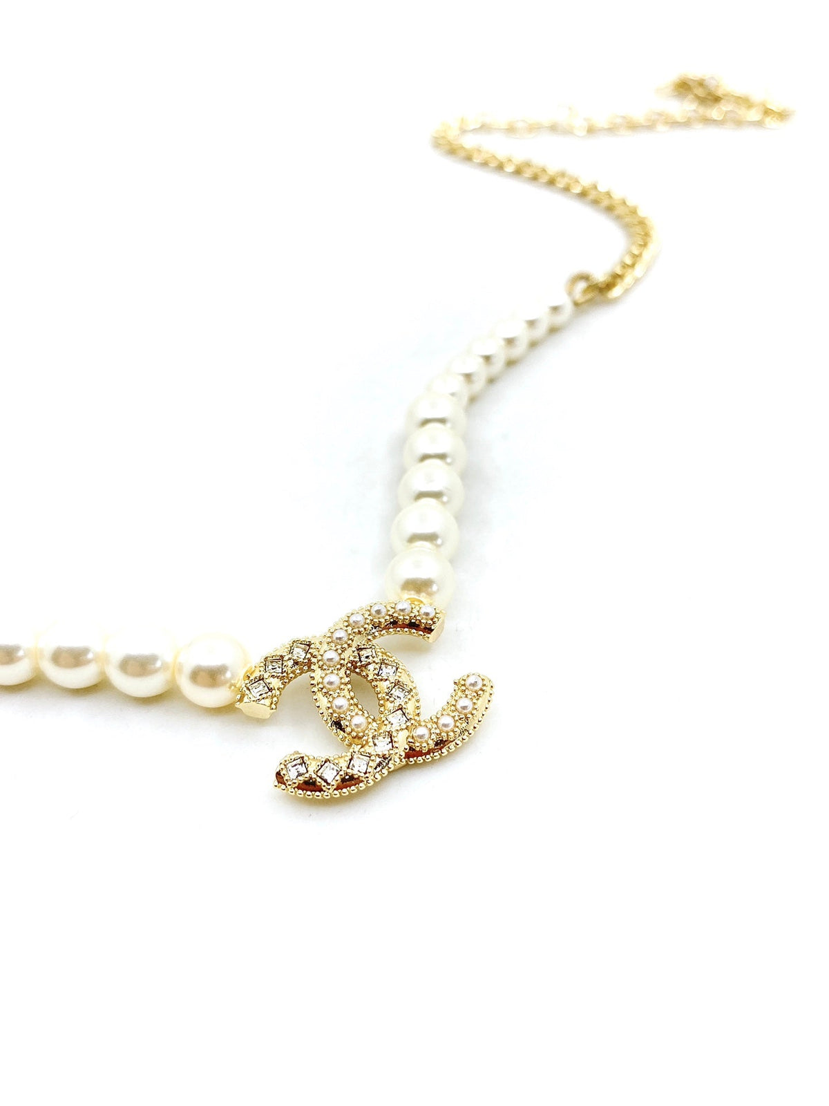 Chanel Pearls Choker 18K Gold Necklace product image 3, provided for visual reference and product detail review