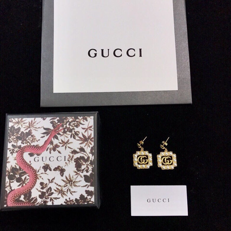 Gucci Double Square Pearl 18K Gold Earrings product image 4, provided for visual reference and product detail review