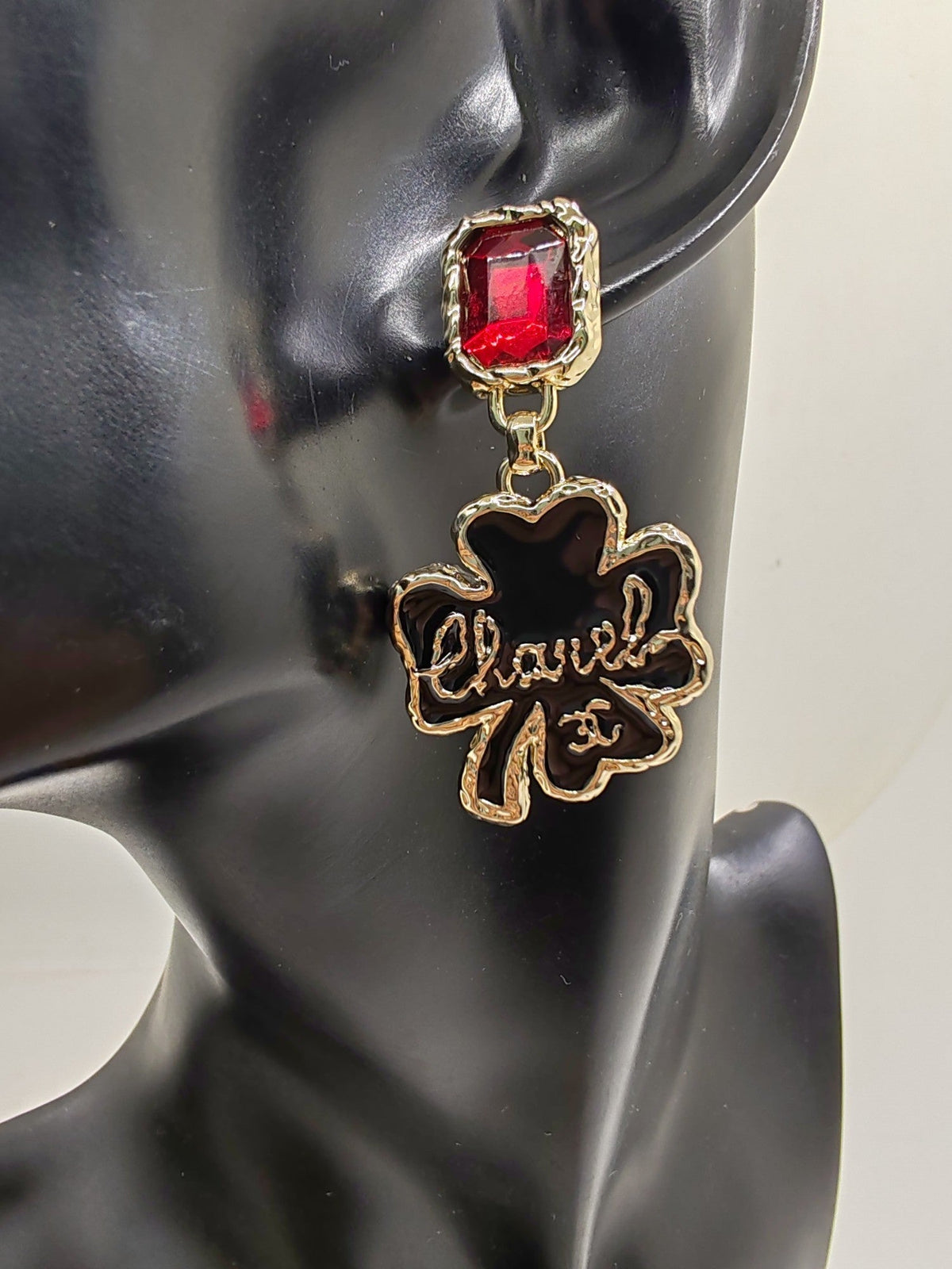 Chanel Heart 18K Gold Earrings product image 5, provided for visual reference and product detail review