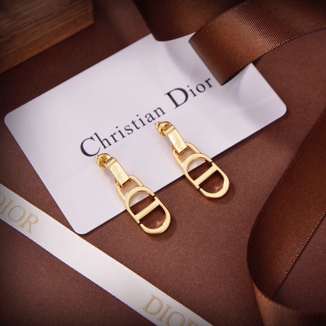 Dior 30 Montaigne 18K Gold Earrings product image 4, provided for visual reference and product detail review