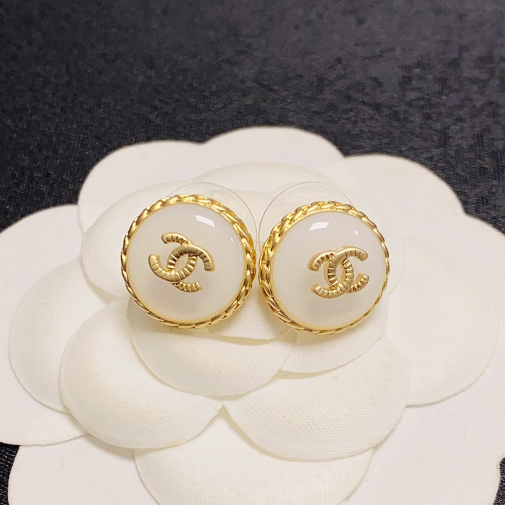 Chanel Pearl Vintage 18K Gold Earrings product image 1, provided for visual reference and product detail review