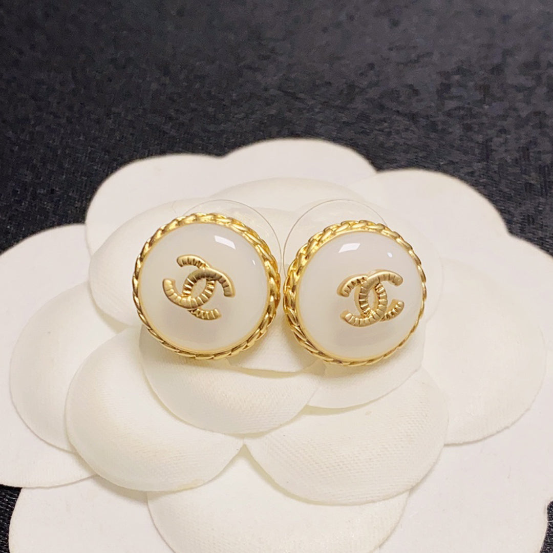 Chanel Pearl Vintage 18K Gold Earrings product image 1, provided for visual reference and product detail review