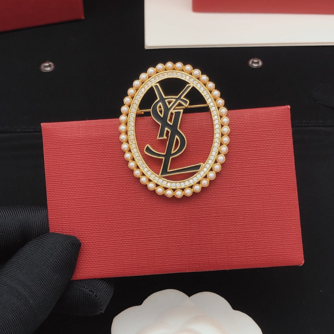 Oval Pearls 18K Gold Brooch product image 8, provided for visual reference and product detail review