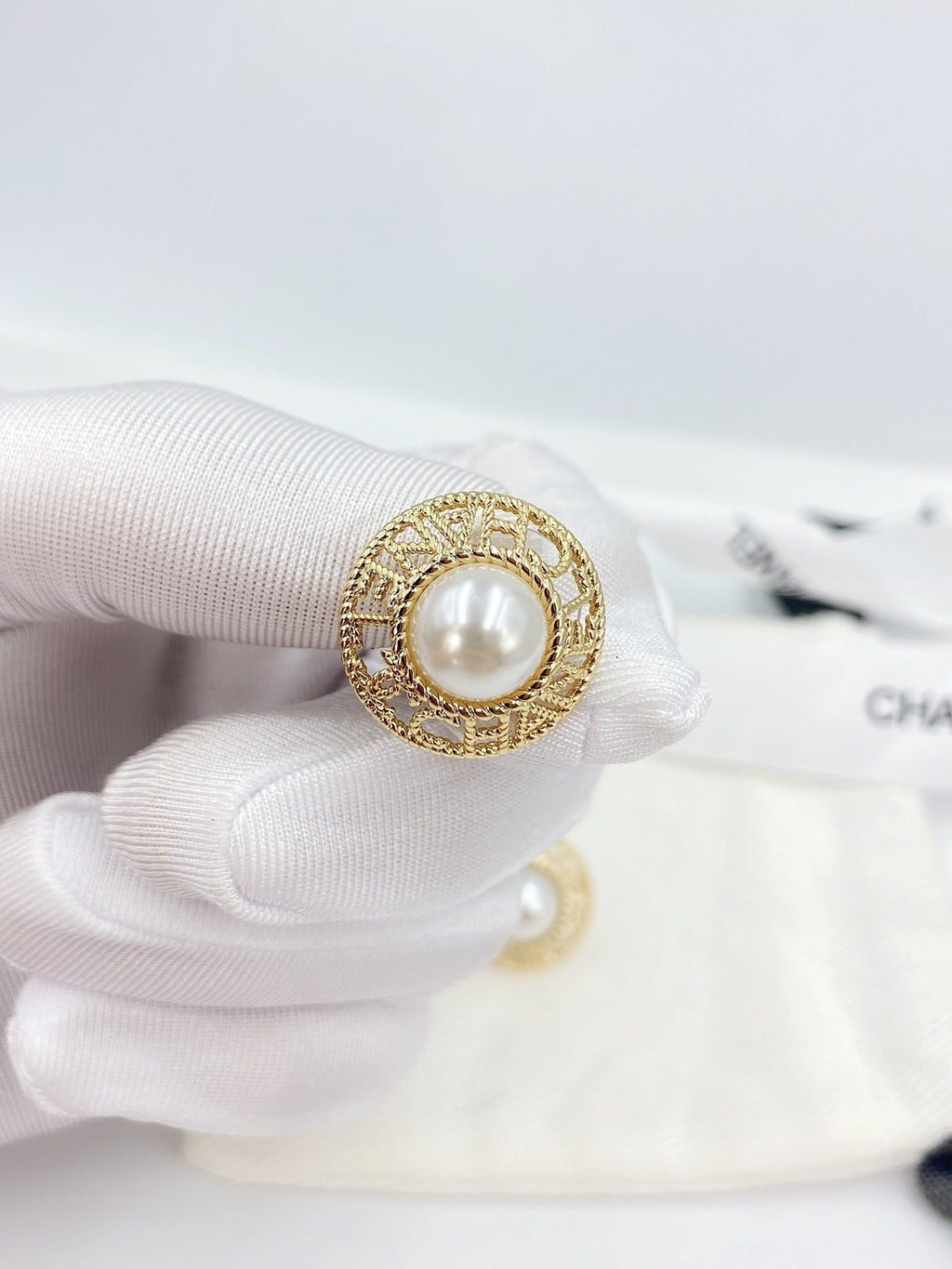 Chanel Pearl Round 18K Gold Earrings product image 4, provided for visual reference and product detail review