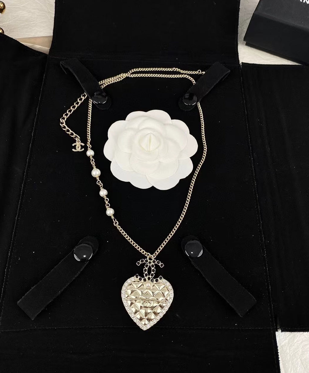 Chanel Heart 18K Gold Necklace product image 4, provided for visual reference and product detail review