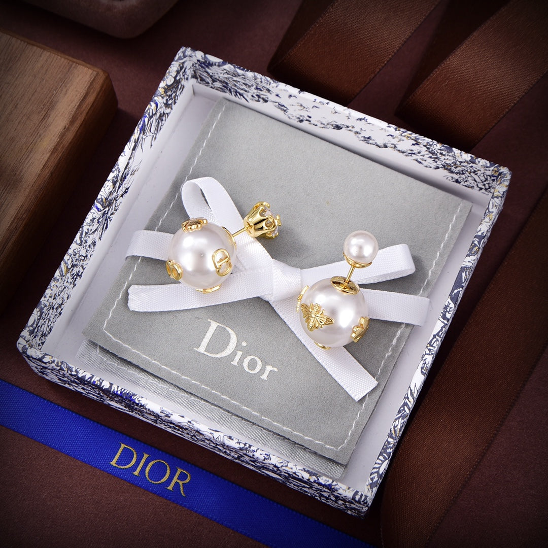 Dior Tribales Pearl 18K Gold Earrings product image 6, provided for visual reference and product detail review