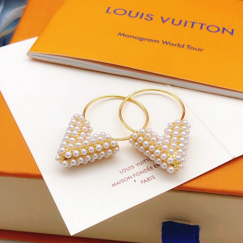 Louis Vuitton Essential V Perle Hoop 18K Gold Earrings product image 6, provided for visual reference and product detail
