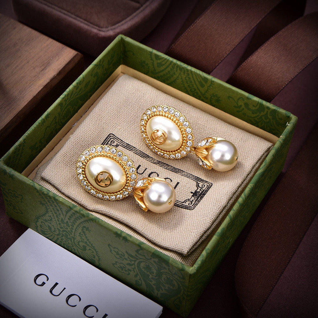 Gucci Double Pearl 18K Gold Earrings product image 4, provided for visual reference and product detail review