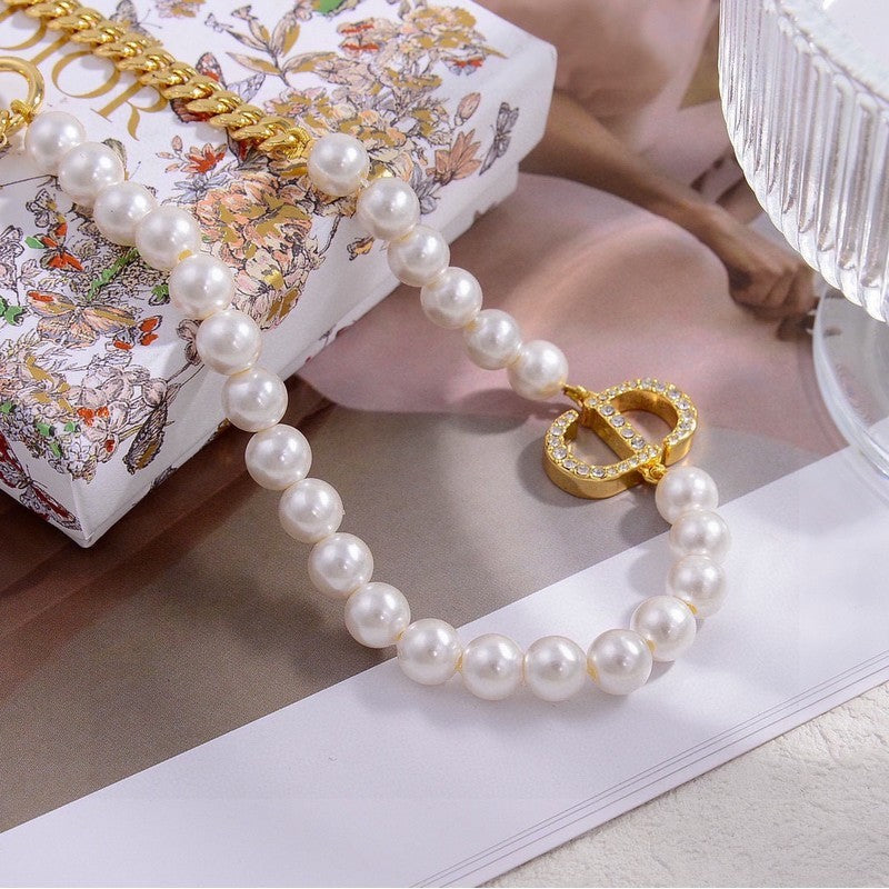 Dior 30 Montaigne Pearls 18K Gold Necklace product image 4, provided for visual reference and product detail review