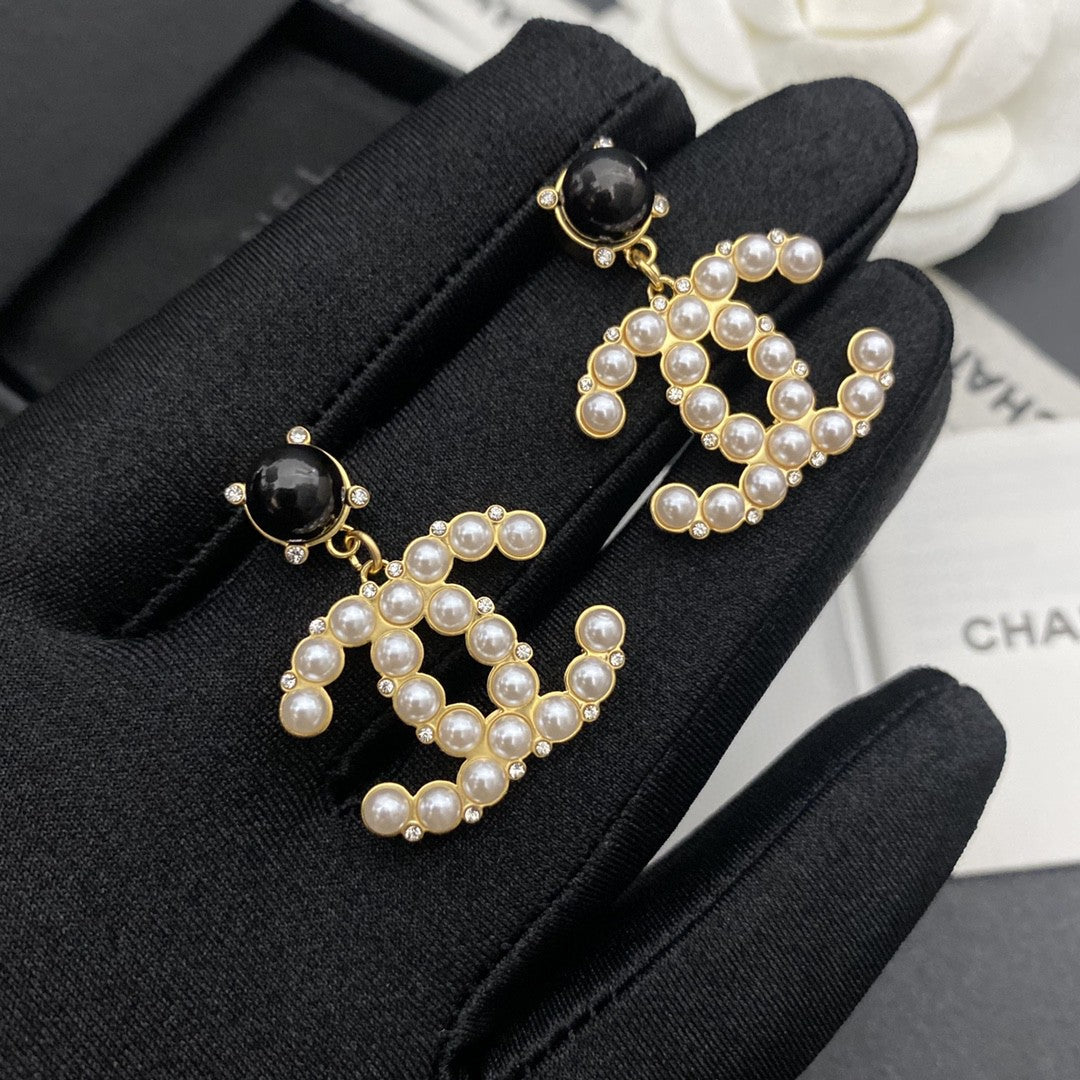 Chanel Pearl Pendant 18K Gold Earrings product image 5, provided for visual reference and product detail review