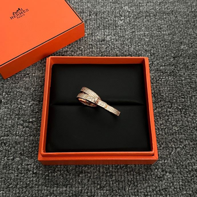 Hermes Kelly Gavroche Double 18K Gold Ring product image 8, provided for visual reference and product detail review