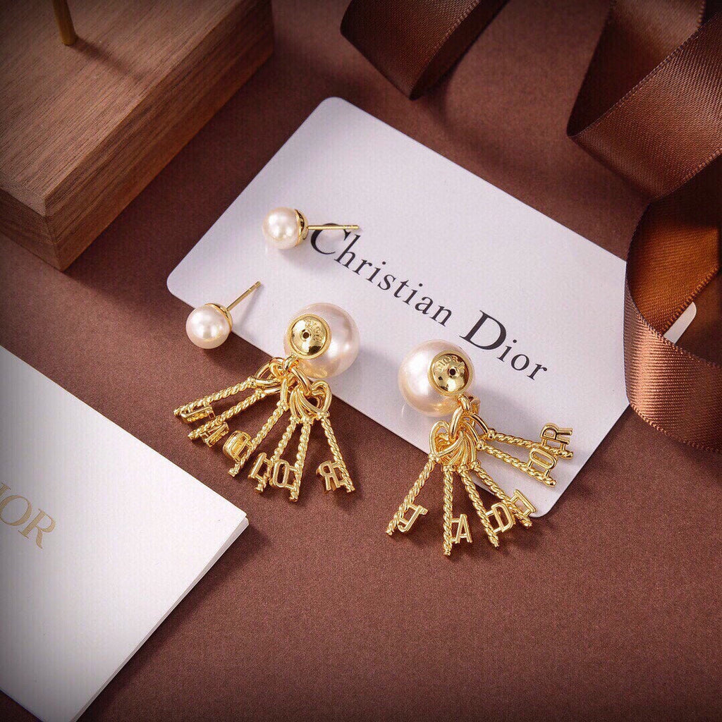 Dior Tassel Pearls 18K Gold Earrings product image 6, provided for visual reference and product detail review