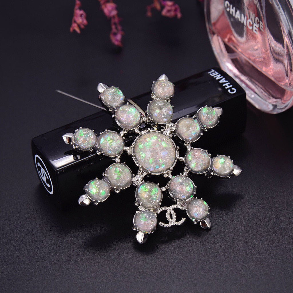 Chanel Flower Crystals 18K Gold Brooch product image 4, provided for visual reference and product detail review