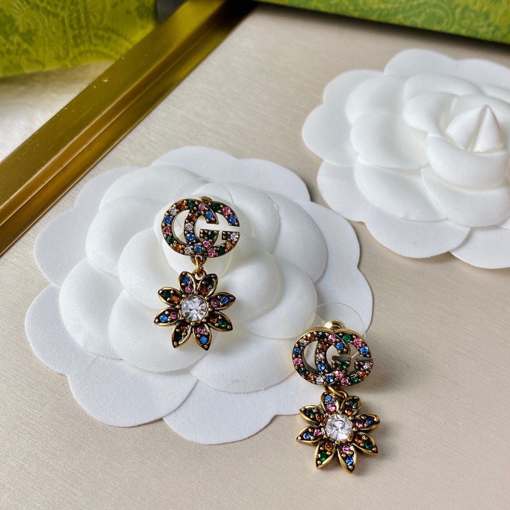 Gucci Double Flower Pendant 18K Gold Earrings product image 3, provided for visual reference and product detail review