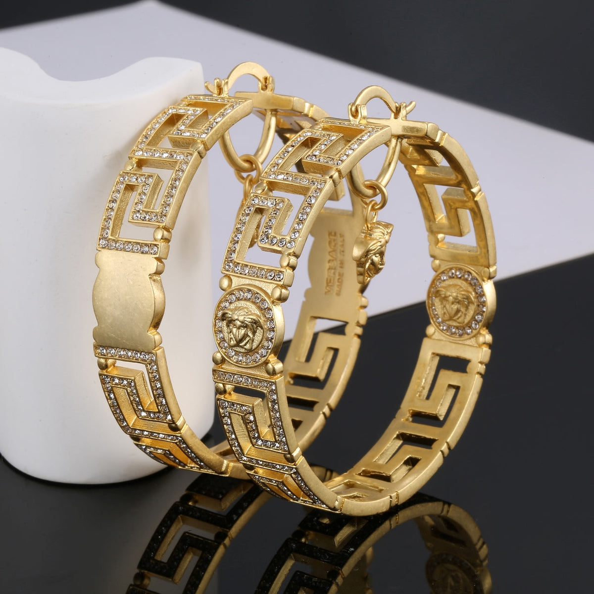 Ver Round Crystals 18K Gold Earrings product image 4, provided for visual reference and product detail review
