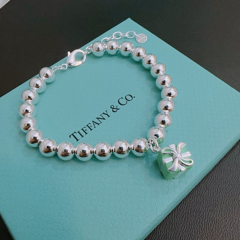Tiffany Return to Blue Gift Box 18K Gold Bracelet product image 2, provided for visual reference and product detail review