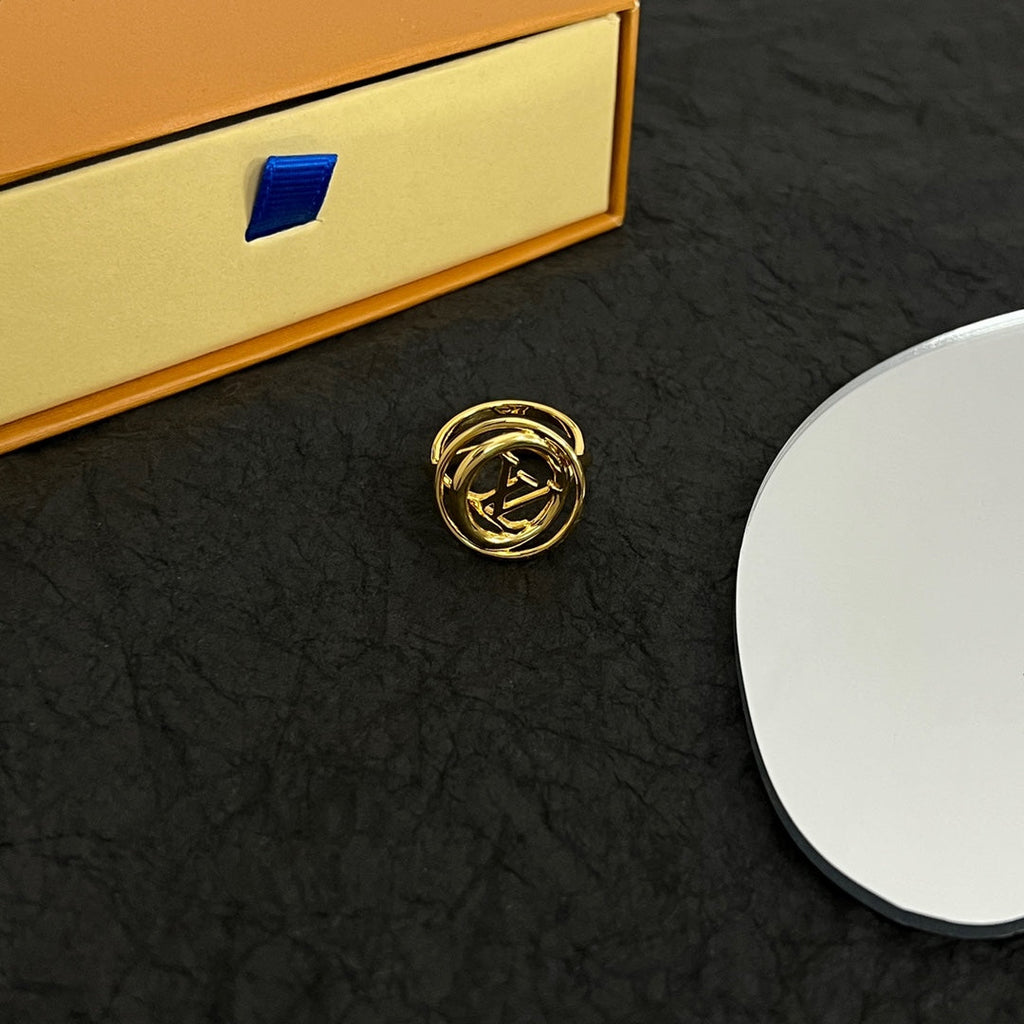 Louis Vuitton Stellar 18K Gold Ring product image 14, provided for visual reference and product detail review