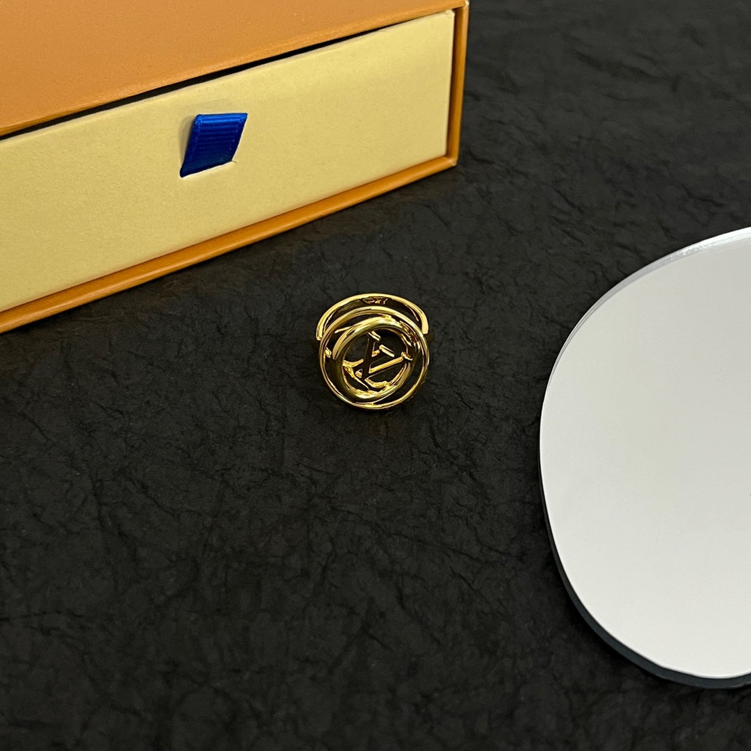 Louis Vuitton Stellar 18K Gold Ring product image 14, provided for visual reference and product detail review