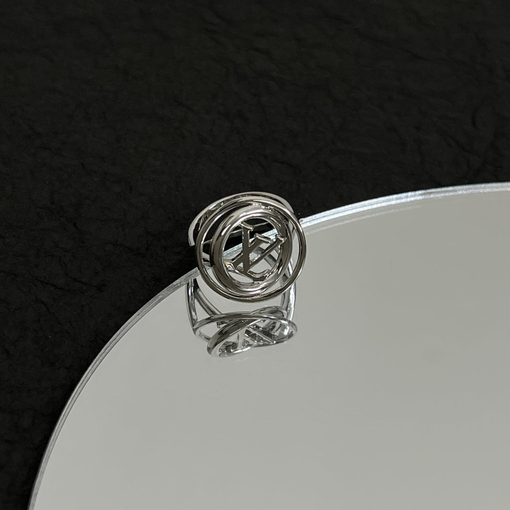 Louis Vuitton Stellar 18K Gold Ring product image 4, provided for visual reference and product detail review
