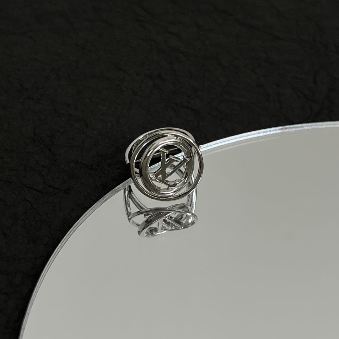 Louis Vuitton Stellar 18K Gold Ring product image 4, provided for visual reference and product detail review